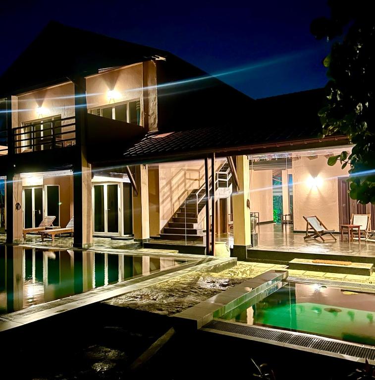 Bazén v ubytování Reef Bungalow Hotel nebo v jeho okolí