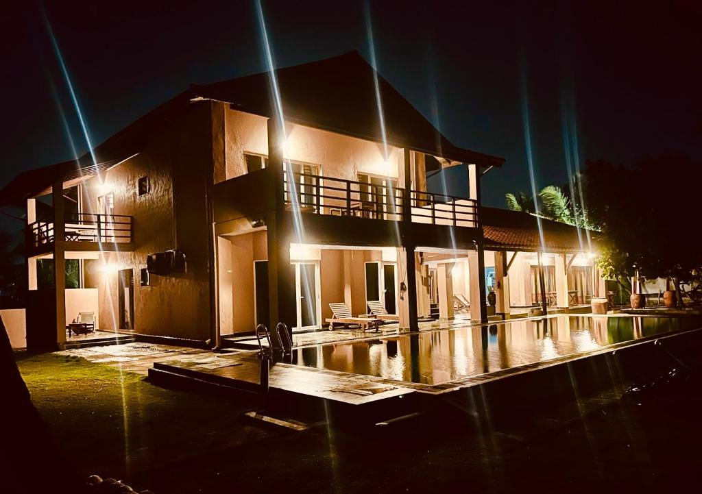 Bazén v ubytování Reef Bungalow Hotel nebo v jeho okolí