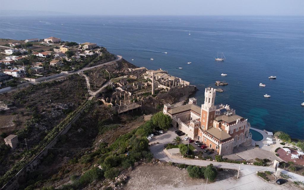 z góry widok na budynek na wzgórzu nad wodą w obiekcie -DIMARTINO HOME- Posizione centrale 9 min da Marzamemi San Lorenzo Portopalo di Capo Passero w mieście Pachino