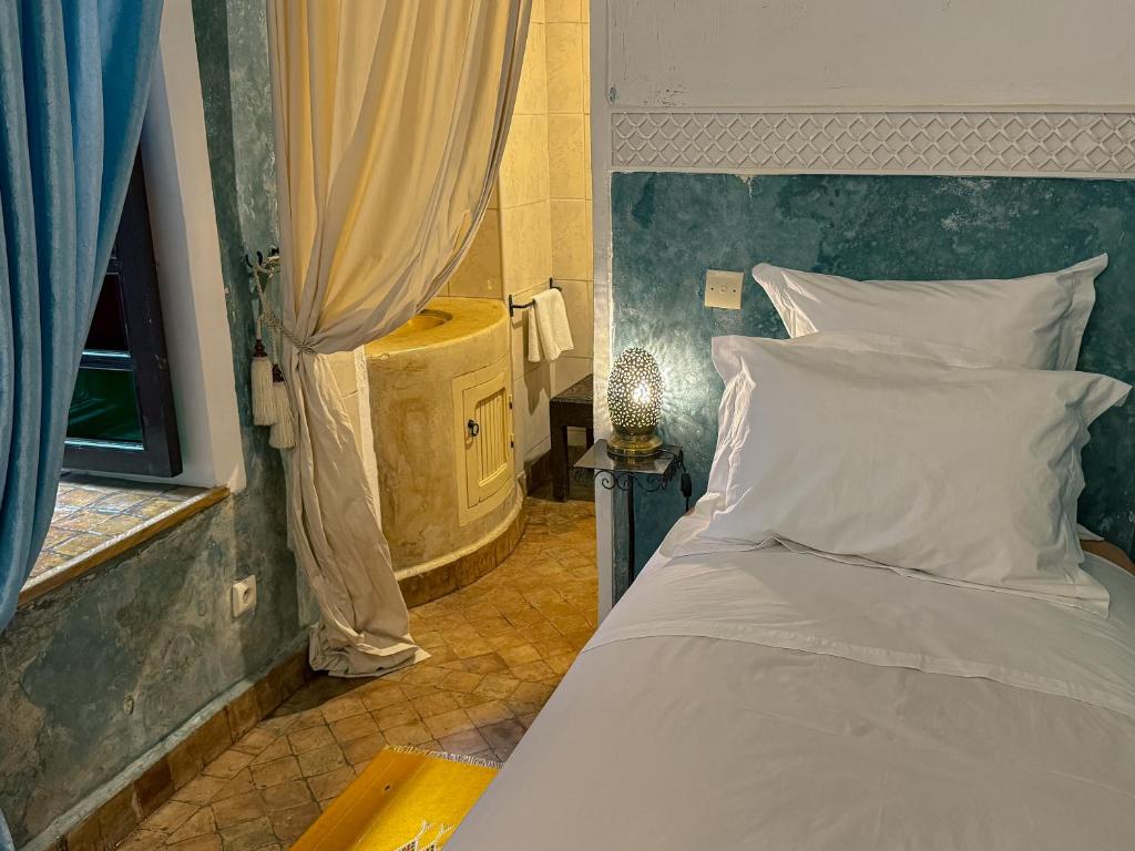 Postel nebo postele na pokoji v ubytování Riad Lapis-lazuli