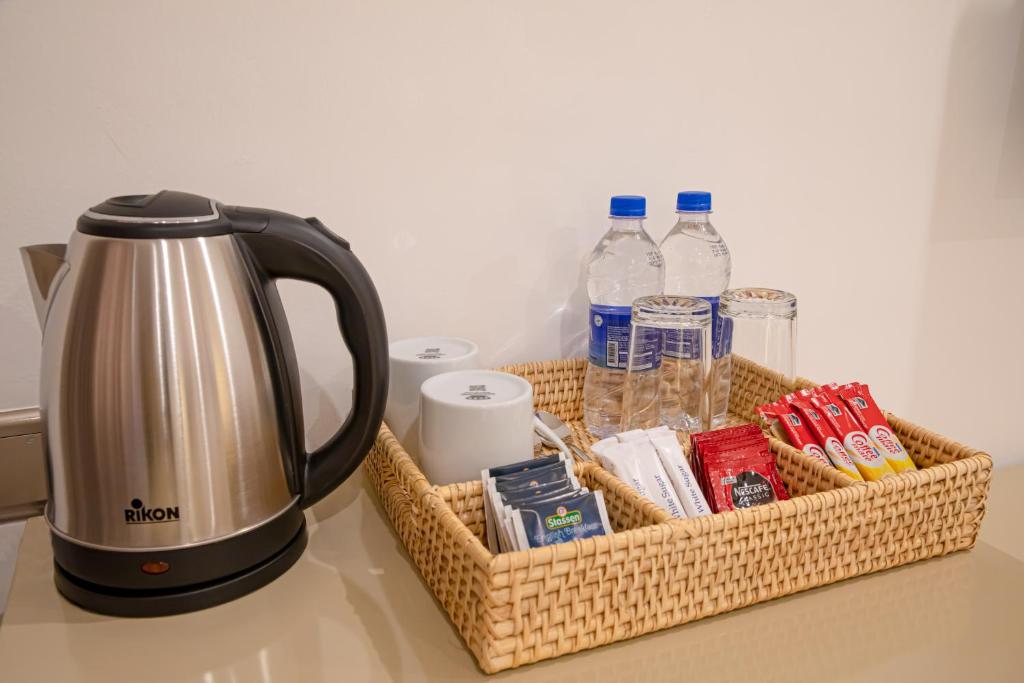 Příslušenství pro přípravu čaje a kávy v ubytování Ravo Hotel