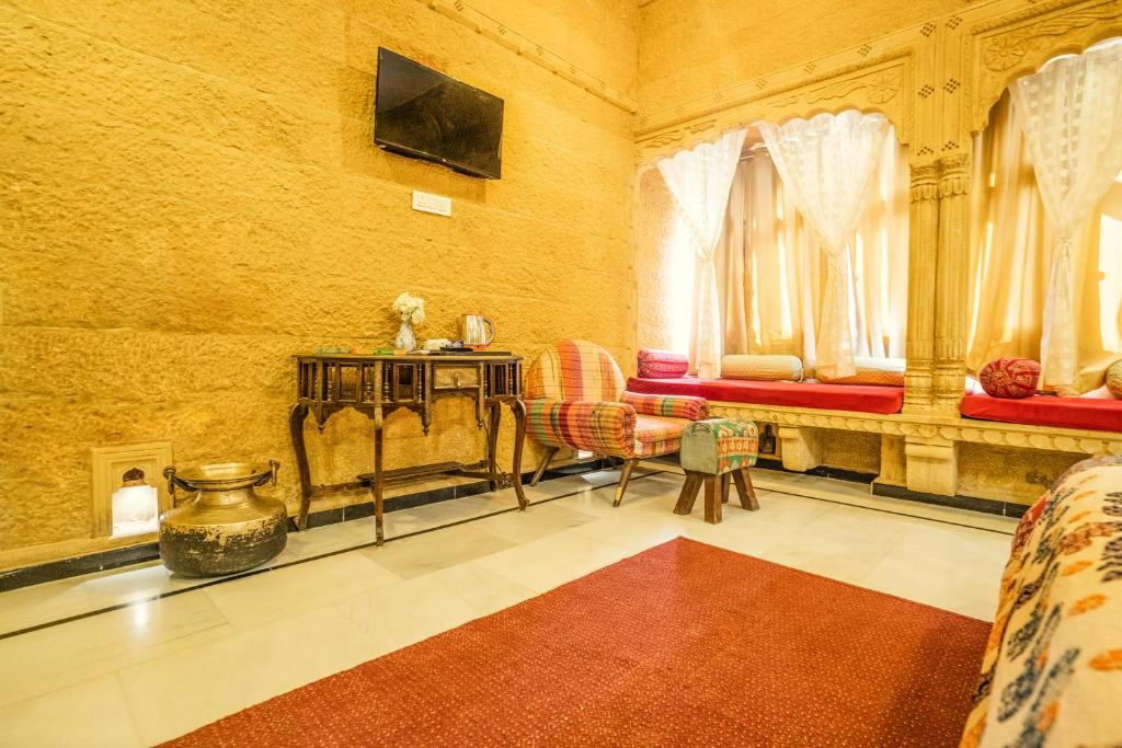 TV a/nebo společenská místnost v ubytování Garh Meera - A Sensational Boutique Hotel