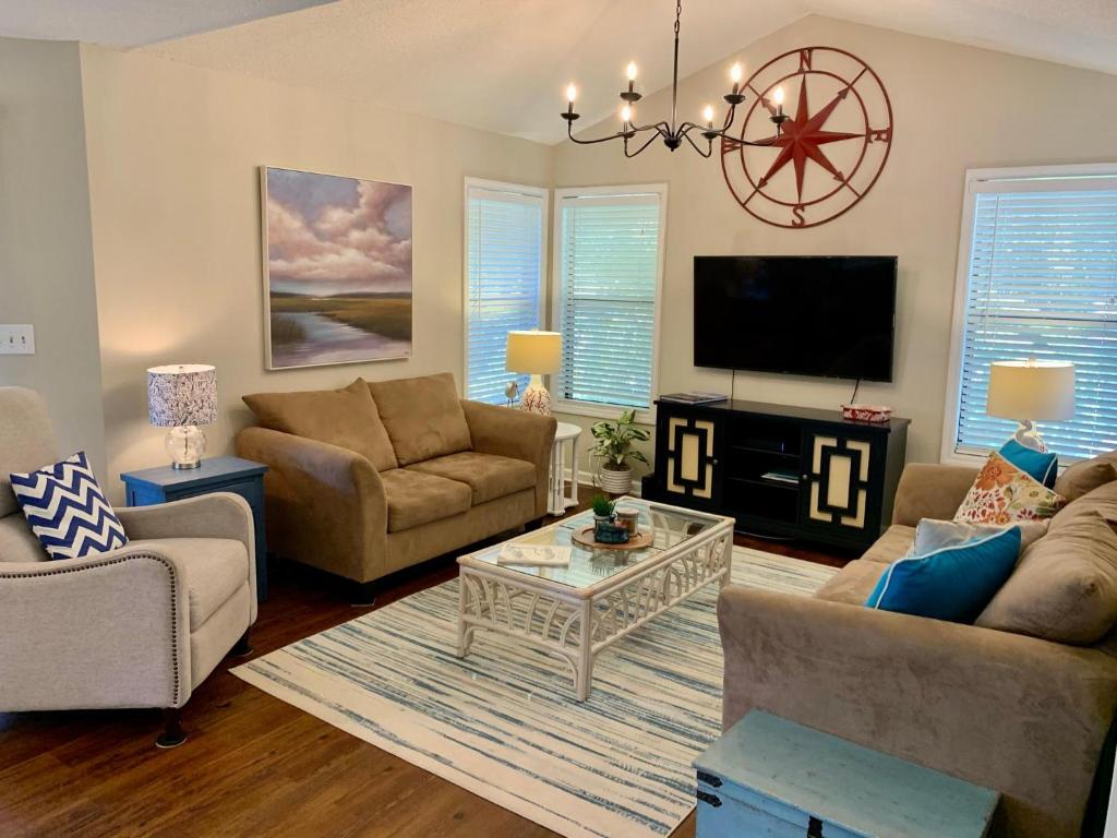 ein Wohnzimmer mit Sofas und einem Flachbildfernseher in der Unterkunft Harbour Oaks, Unit 420 in Demere Park