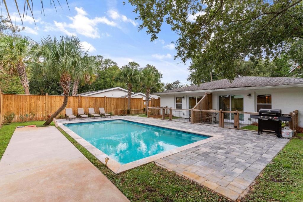 ein Swimmingpool im Hof eines Hauses in der Unterkunft Perfect Symmetry - 520 Beach - 4 Bedrooms in Demere Park