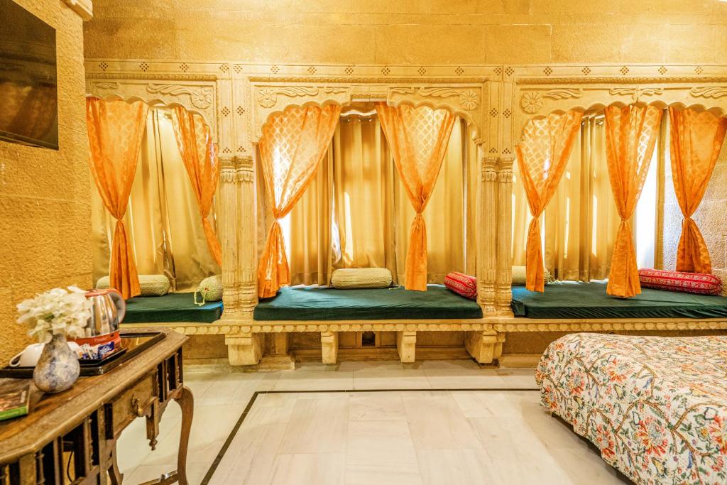 Postel nebo postele na pokoji v ubytování Garh Meera - A Sensational Boutique Hotel