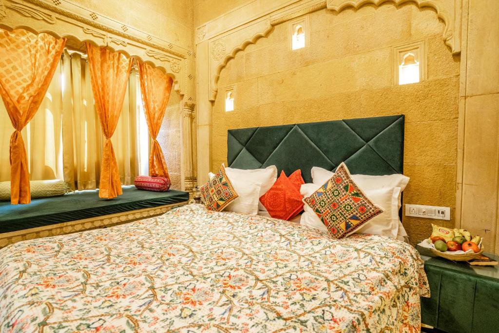 Postel nebo postele na pokoji v ubytování Garh Meera - A Sensational Boutique Hotel