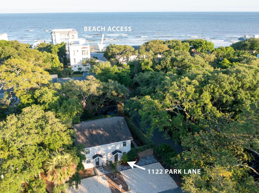 eine Luftaufnahme eines Hauses mit dem Meer im Hintergrund in der Unterkunft Sunny Dayz - 4 bedrooms 1122 & 1124 Park in Demere Park