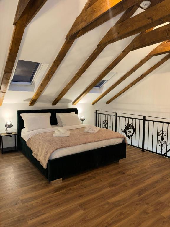 - une chambre avec un grand lit et du parquet dans l'établissement Country House Lištani-renta quad, à Livno