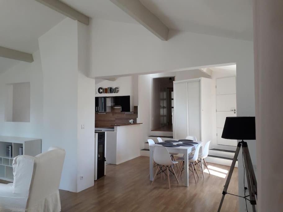 une salle à manger et une cuisine avec une table et des chaises dans l'établissement Fenêtre sur les Cévennes, à Saint Julien Les Rosiers
