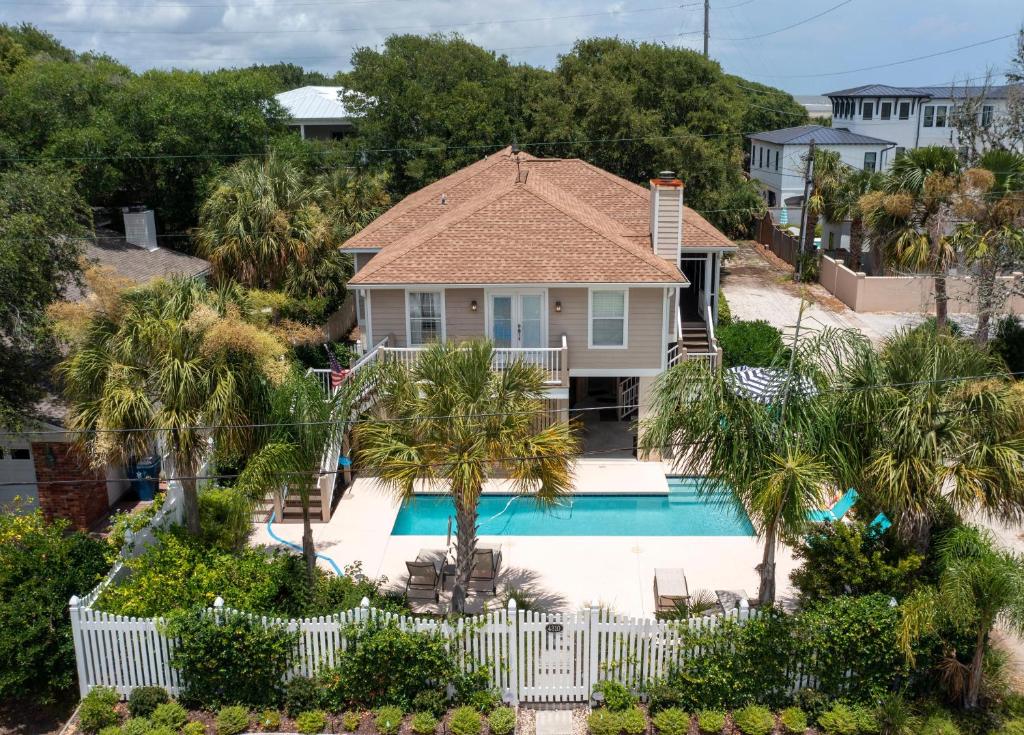 Bazén v ubytování Blue Star Bungalow - 4310 Fourteenth Street nebo v jeho okolí