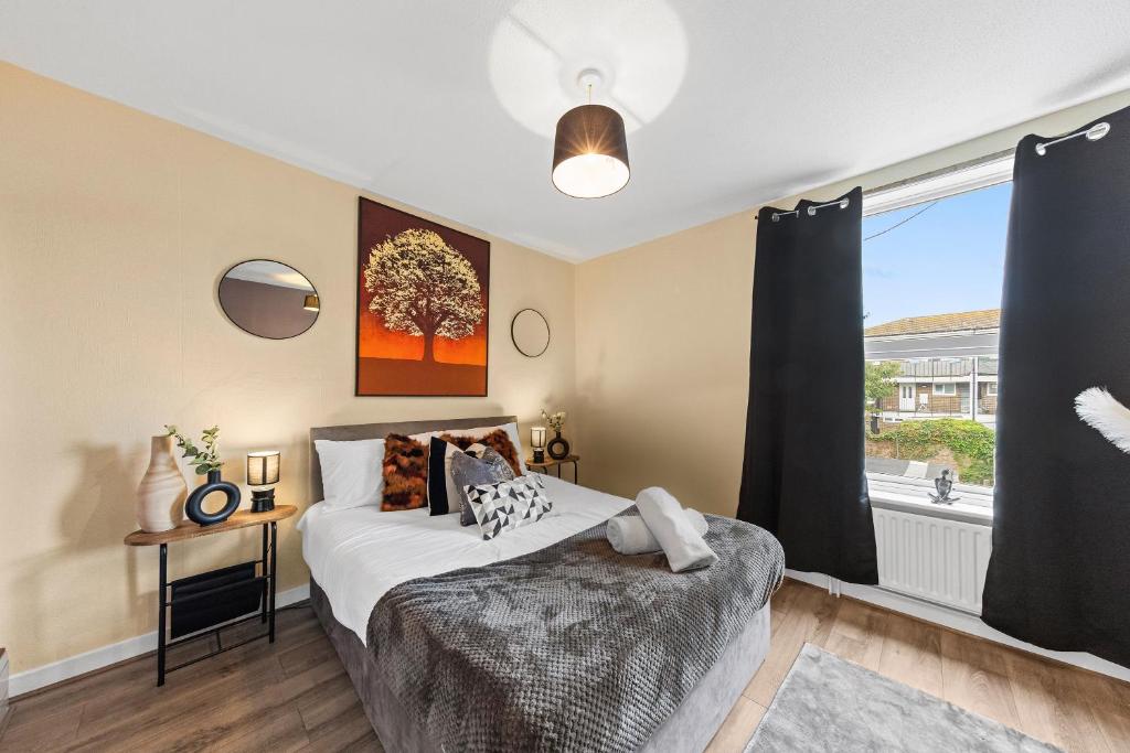 Ένα ή περισσότερα κρεβάτια σε δωμάτιο στο Stylish Home Next to Gillingham Train Station