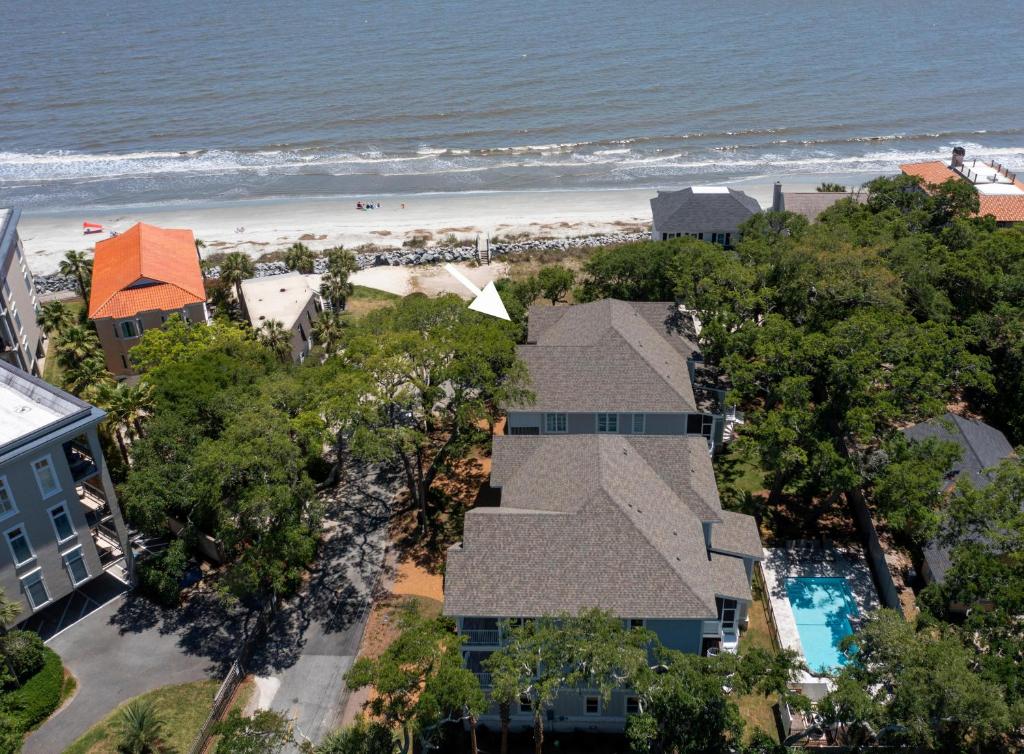 eine Luftaufnahme eines Hauses und des Strandes in der Unterkunft Astin Cottage - 4221 Seventh Street in Saint Simons