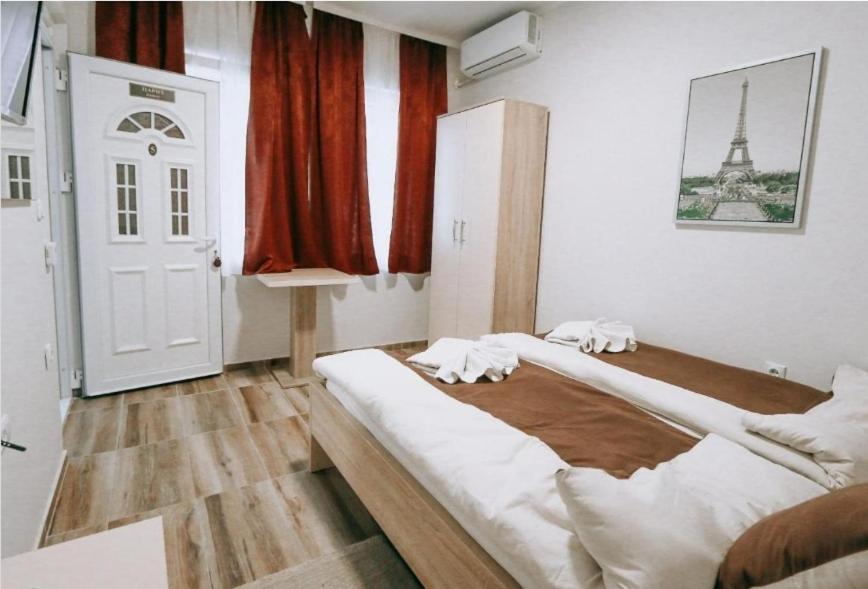 Postel nebo postele na pokoji v ubytování Vila EVROPA SOMBOR