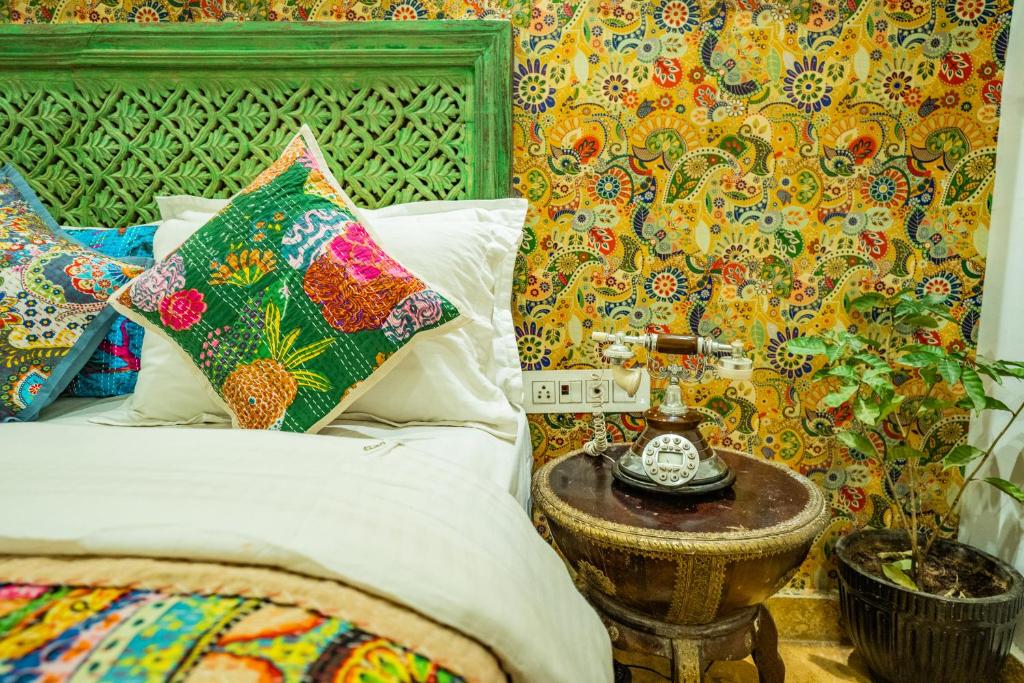 Postel nebo postele na pokoji v ubytování Garh Meera - A Sensational Boutique Hotel