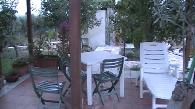 カヴァ・ダリーガにあるSerenity Holiday Homeのテーブル、椅子4脚、白いテーブルと椅子