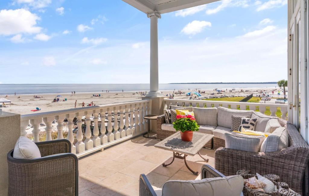 een patio met uitzicht op het strand bij Sea-Esta - 1136 Postell in East End