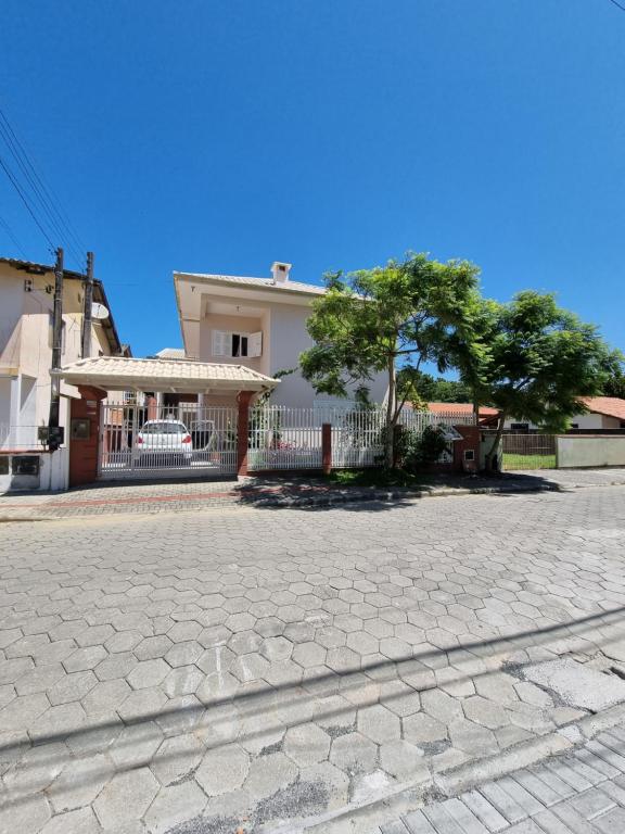 a house with a driveway in front of a house at Casa para 19 pessoas a 30 min Beto Carrero in Piçarras