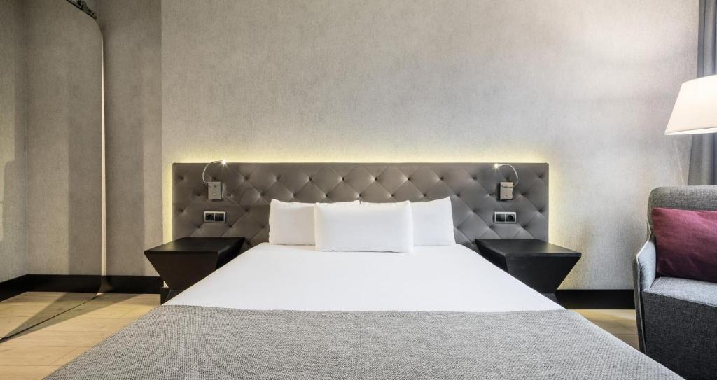 A bed or beds in a room at Ilunion Bel-Art