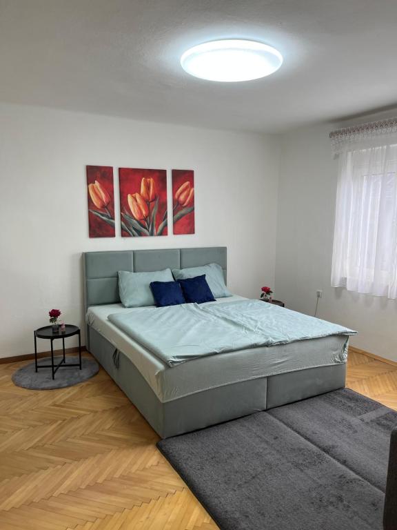 莱奥本Gemütliche Stadtwohnung Leoben, Gratis Parkplätze的白色房间里有一张大床的卧室