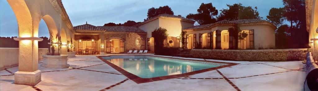 a house with a swimming pool in the yard at Villa Dolce Vita in Mondragon