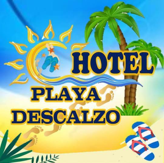 - un panneau pour un hôtel sur une plage tropicale dans l'établissement Hostal playa descalzo, à La Boquilla