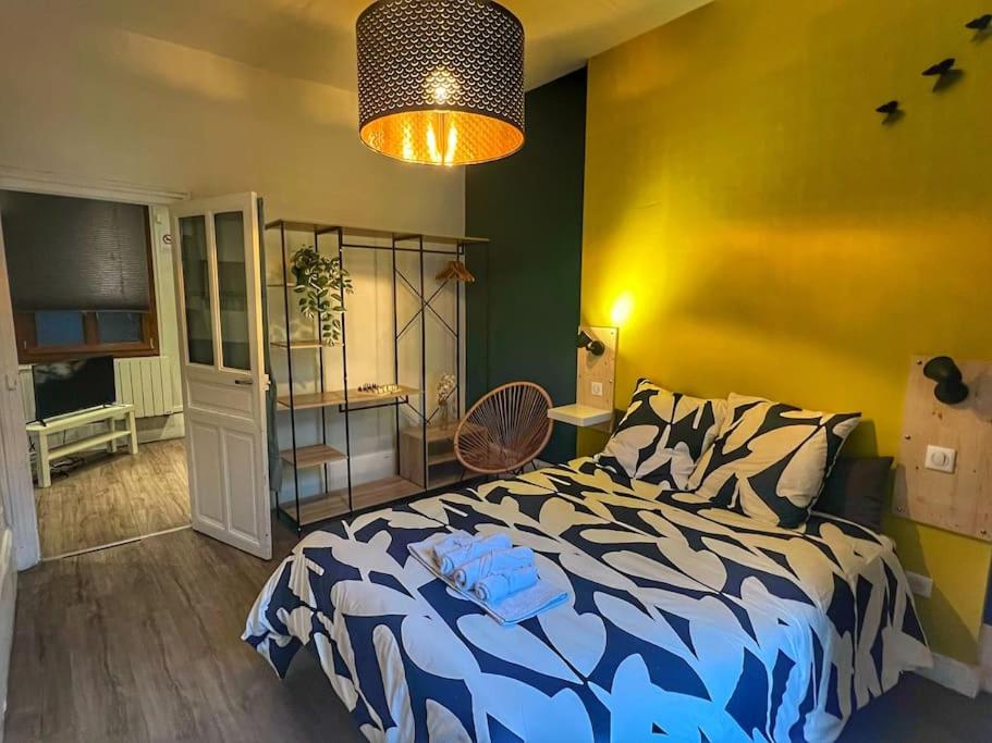 une chambre avec un lit avec une couette bleue et blanche dans l'établissement Le Dormeur du Val - Centre l Wifi l Parking, à Dijon