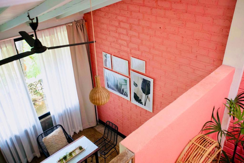 TV a/nebo společenská místnost v ubytování Boho Jungle Studios