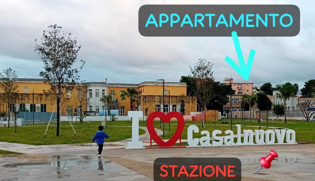 une personne debout devant un panneau dans un parc dans l'établissement Il Giardino di Eva - a soli 280m dal treno ferroviario, à Casalnuovo di Napoli