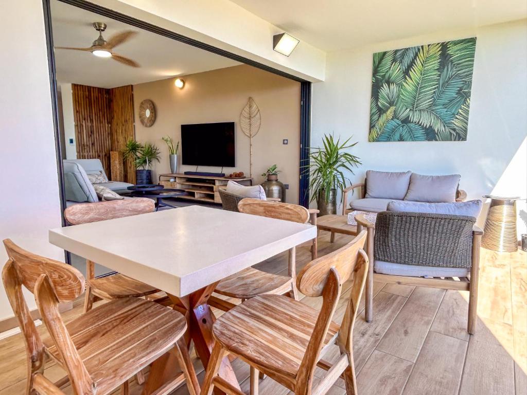 TV a/nebo společenská místnost v ubytování Logement T2 Grand Anse, Réunion