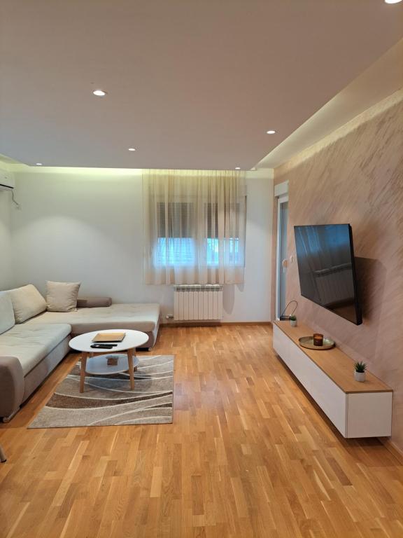 TV a/nebo společenská místnost v ubytování Apartman 1