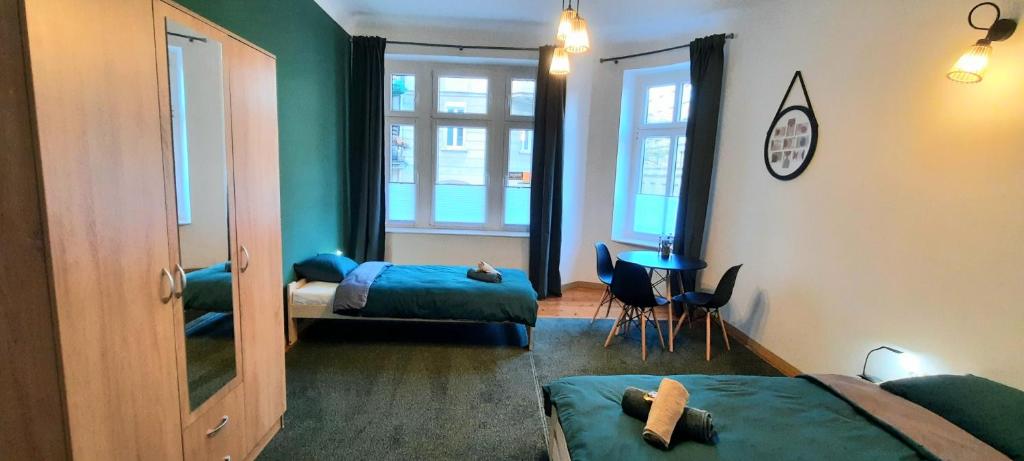 una habitación con dos camas y un espejo en Stacja Jeżyce, en Poznan
