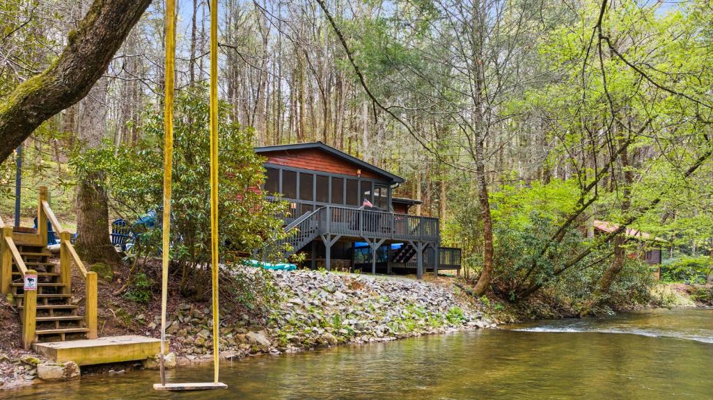 a cabin in the woods next to a river at 200ft Fightingtown Creek Frnthot Tubarcd in Blue Ridge