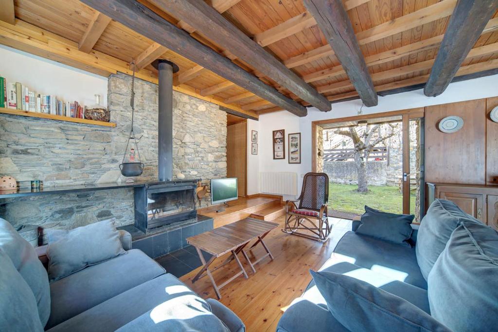 ein Wohnzimmer mit einer blauen Couch und einem Kamin in der Unterkunft Casa Parrot - Jardín privado y balcón con vistas by Eth Flòc in Gessa