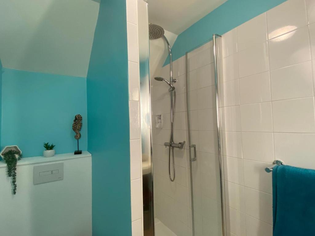 Salle de bains dans l'établissement Appartement, 2 chambres, Terrasse vue mer, très calme, Piscine premium, accès direct aux plages, restaurants, Village Vacances
