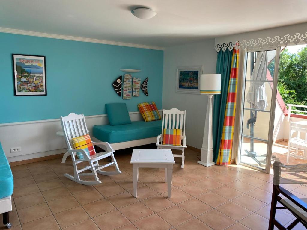 Coin salon dans l'établissement Appartement, 2 chambres, Terrasse vue mer, très calme, Piscine premium, accès direct aux plages, restaurants, Village Vacances