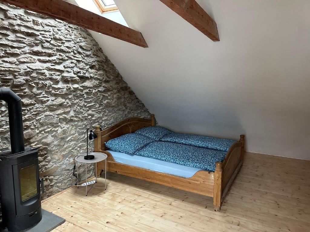Postel nebo postele na pokoji v ubytování Chalupy Albrechtice Šumava