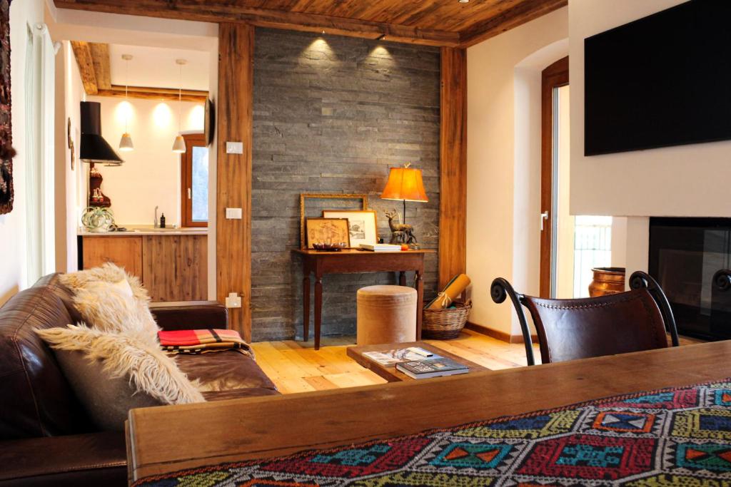 TV a/nebo společenská místnost v ubytování Modern mountain retreat with Tre Cime and lake views