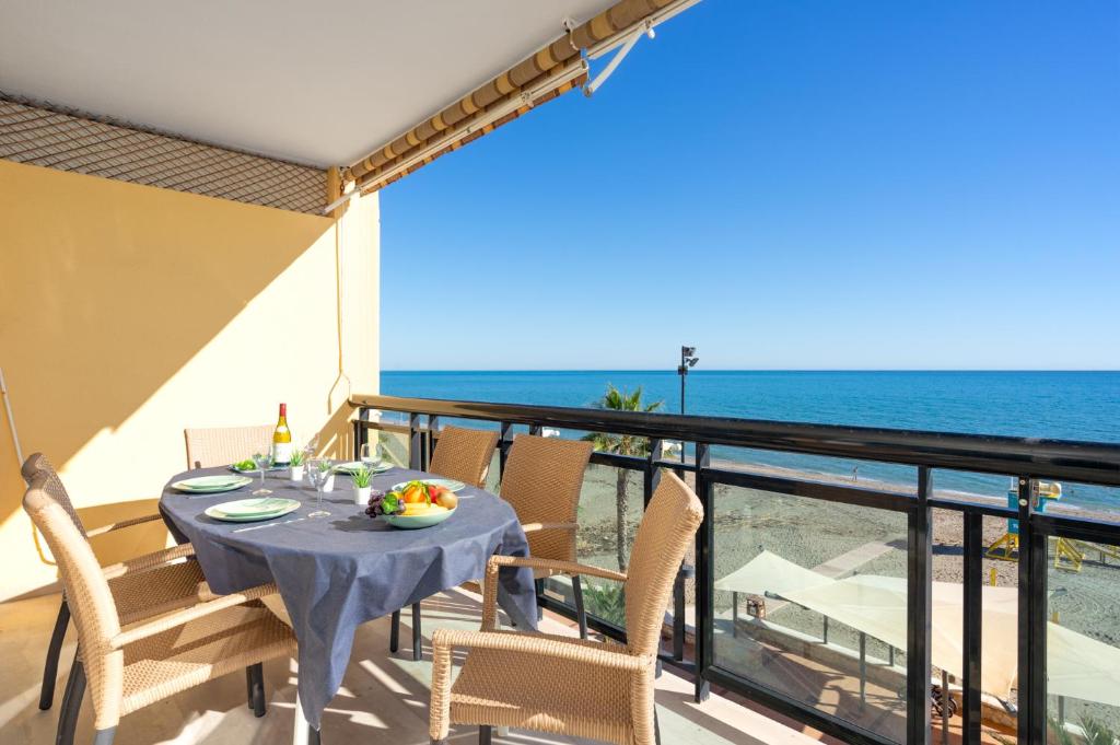 3 Bedroom, sea front & sea view, plunge pool