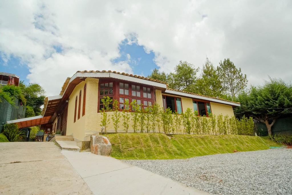 a house with a fence in front of it at Recanto Due Fratelli in Campos do Jordão