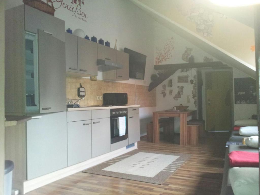 eine Küche mit weißen Schränken und einer Treppe in der Unterkunft 4 JahresZeiten in Meißen