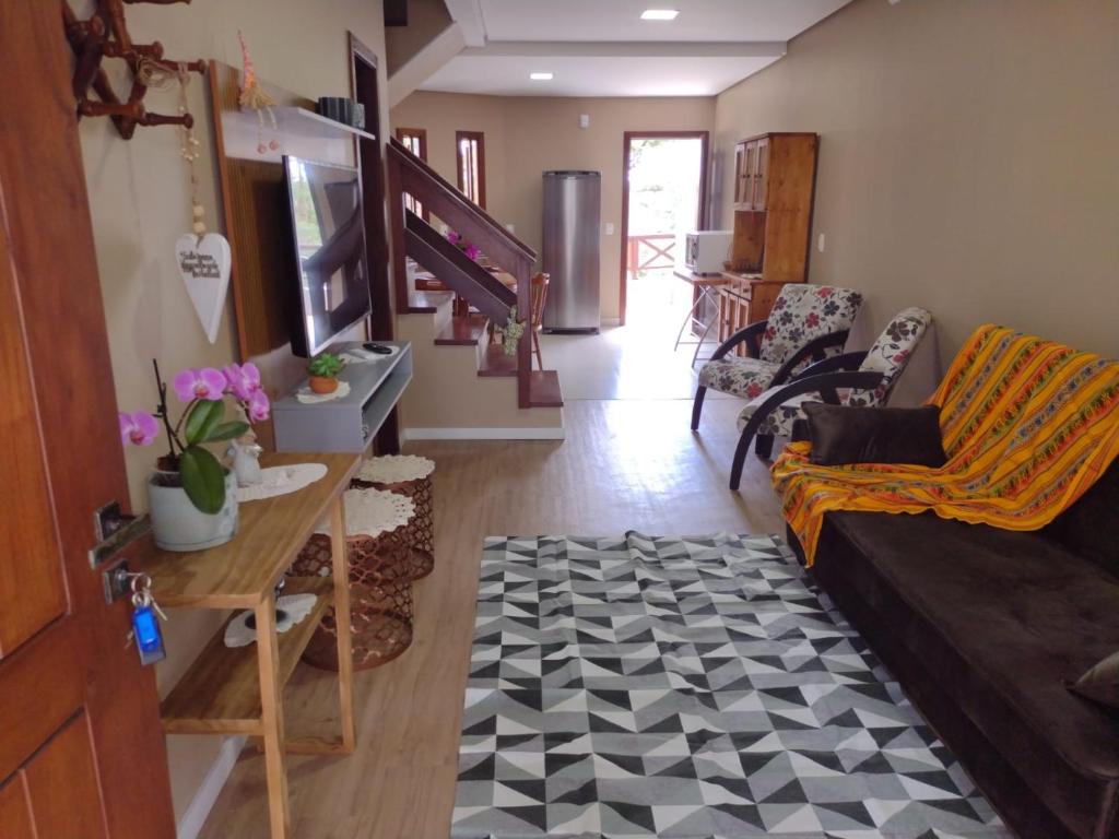 a living room with a couch and a table at Sobrado aconchegante em Nova Petrópolis-RS perto de Gramado in Nova Petrópolis