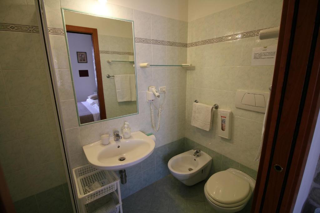 Koupelna v ubytování Conero Camere