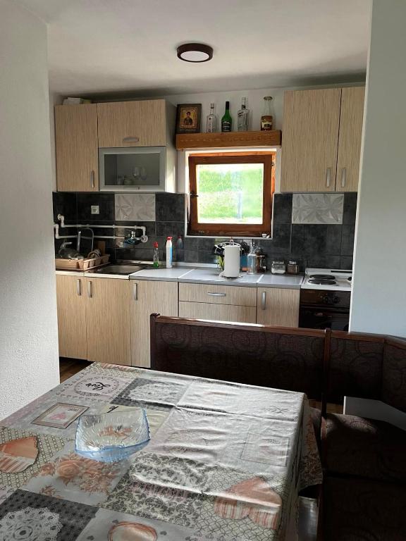 Kuchyň nebo kuchyňský kout v ubytování Golija Vikend kuća Milenković