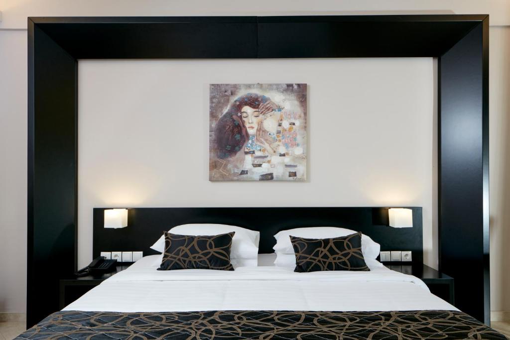 Postel nebo postele na pokoji v ubytování Aar Hotel & Spa Ioannina