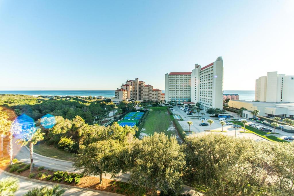 Nespecifikovaný výhled na destinaci Destin nebo výhled na město při pohledu z aparthotelu