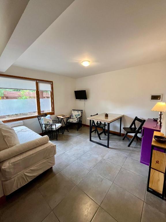 een woonkamer met een bank en een tafel bij Departamento M&L in San Martín de los Andes