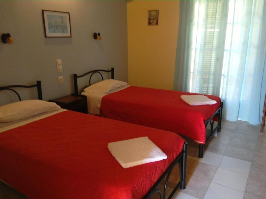 Postel nebo postele na pokoji v ubytování Dimitris Studios Acharavi Corfu