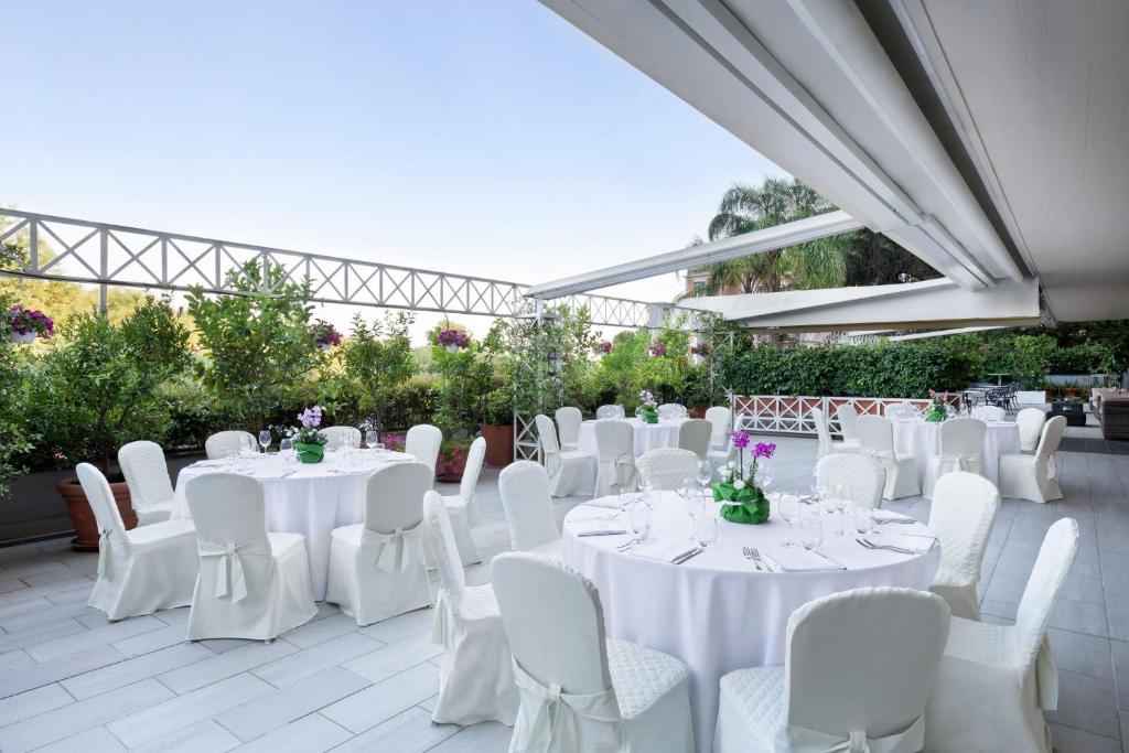 Restauracja lub miejsce do jedzenia w obiekcie Courtyard by Marriott Rome Central Park