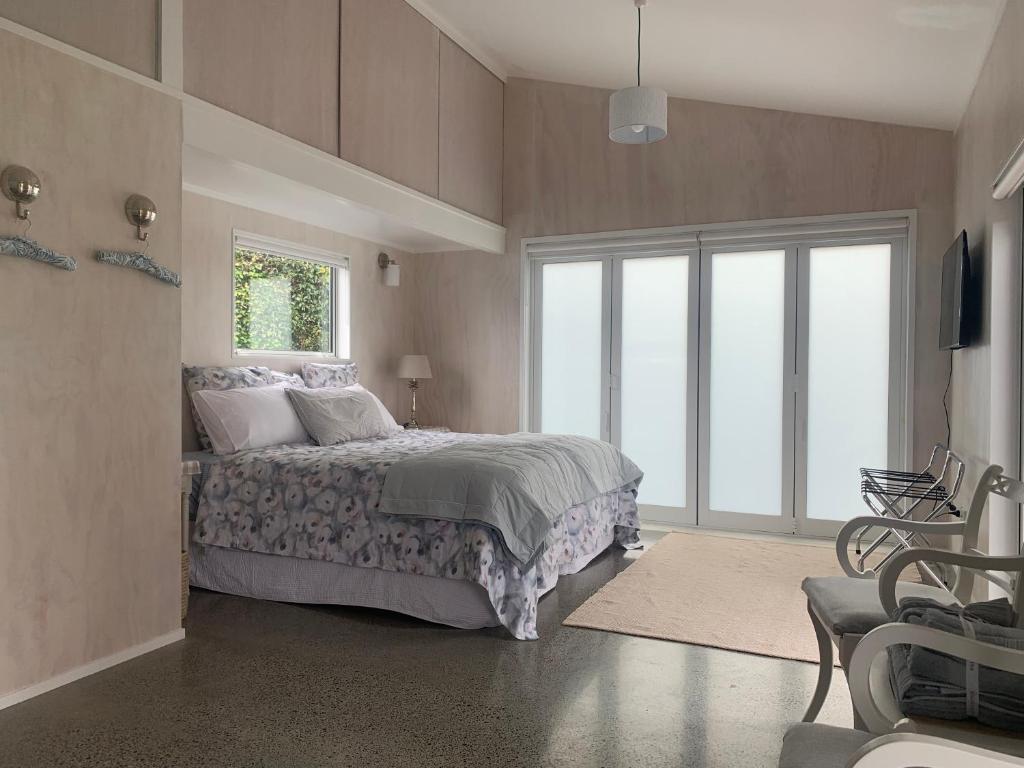 เตียงในห้องที่ Hibiscus Cottage Guest House