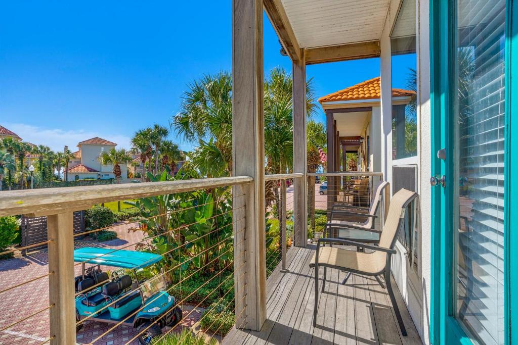 einen Balkon mit einer Hängematte und einem Pool in der Unterkunft Destiny Beach Villas #20A in Destin